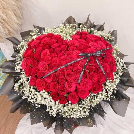 seven florist heart shape 99 roses 01a 1