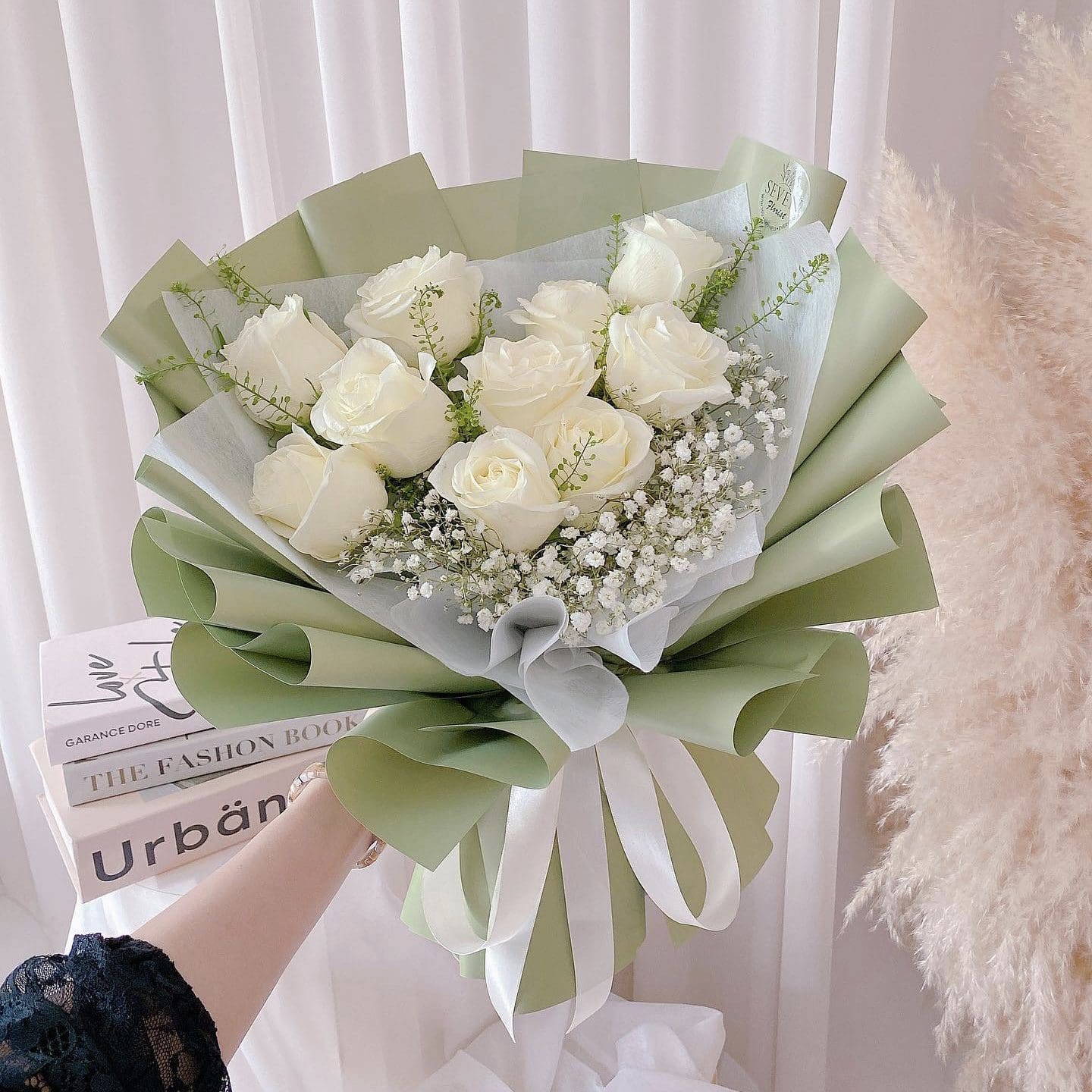 seven florist simple white roses 02